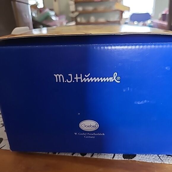 M.J.Hummel Bust  - Picture 11 of 14